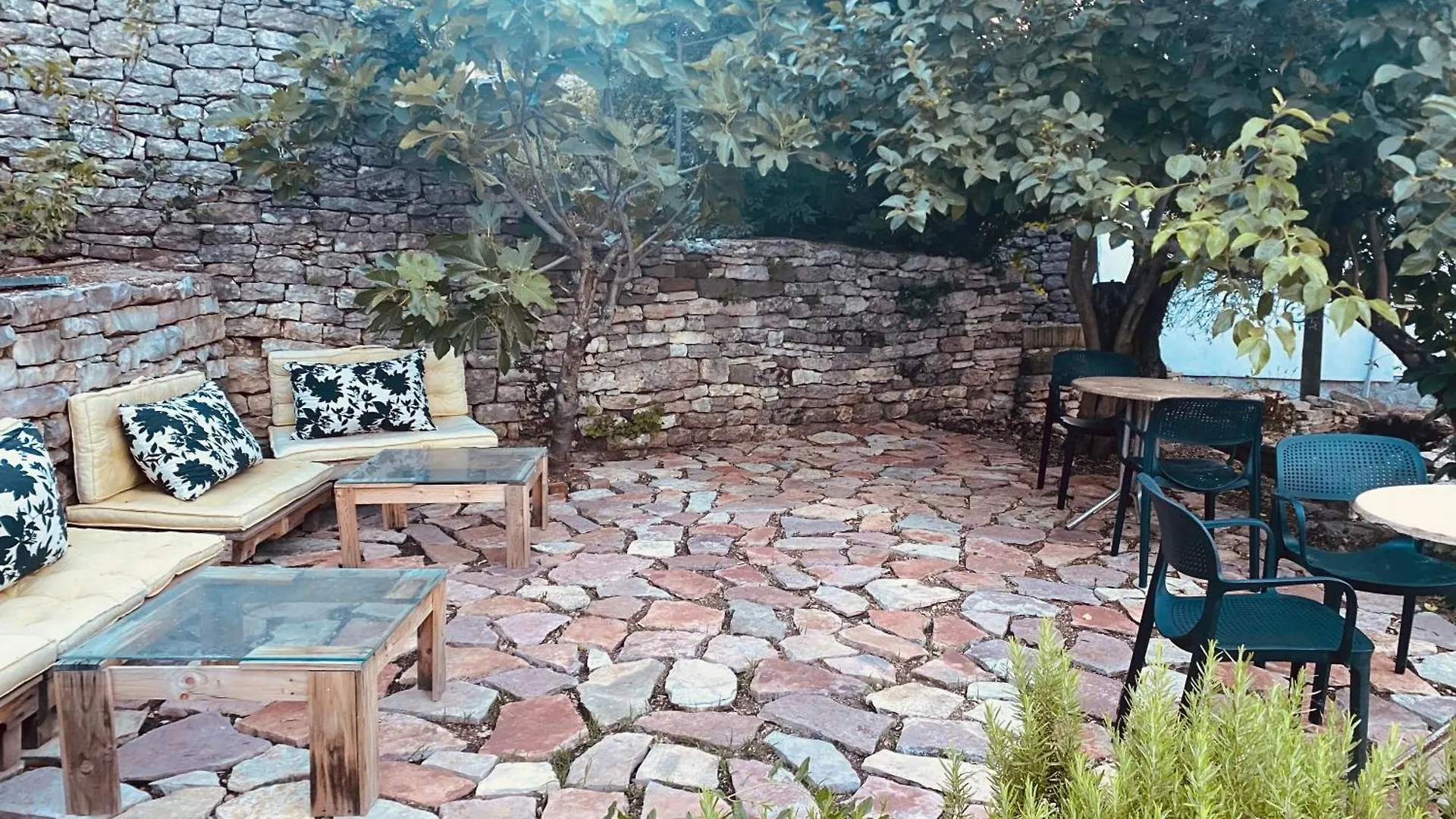 Vila Eri Gjirokaster